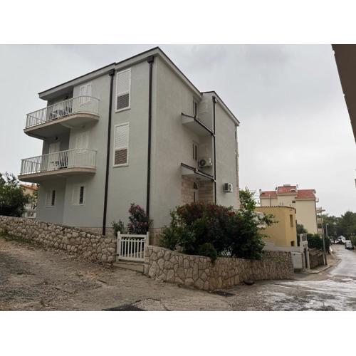 House 100m from the beach with free parking and breakfast
