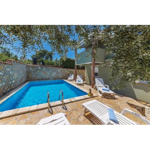 House for 8 people very close to the beach