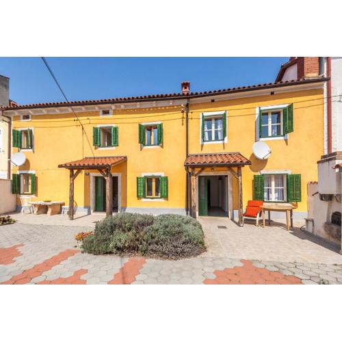House Krizanic in Marčana, Istria, with 2 apartments, total 9 guests