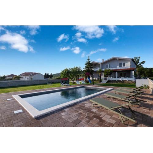 House Rose with Garden and Pool