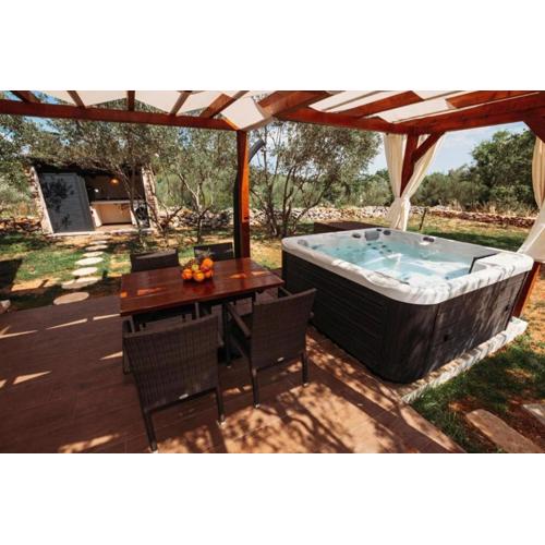 House Stone house with jacuzzi