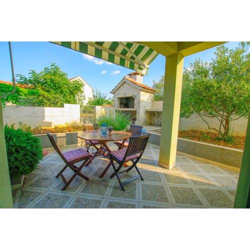 House with garden and Barbecue grill in Murter