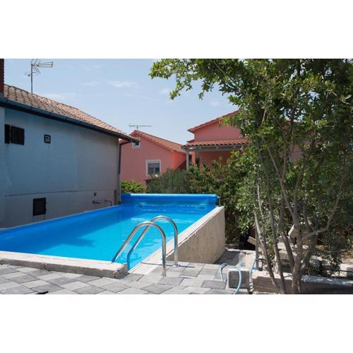 House with outdoor pool in Tisno