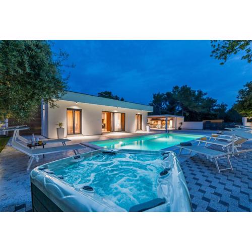 House with pool Mimi