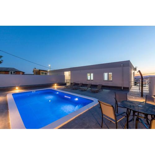 House with private pool M&M