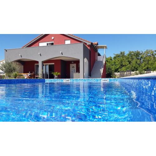 House with swimming pool Blue Diamond