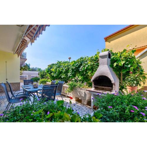 Hundefreundliches Apartment nur 350 Meter zum Sandstrand mit privater Terrasse, Steingrill, WiFi