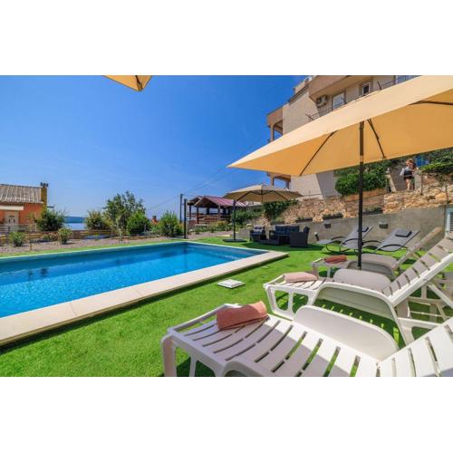 Hundefreundliches Apartment nur 350 Meter zum Strand mit Meerblick, Pool, WiFi