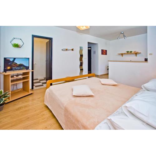HVAR apartments 8 min to the beach