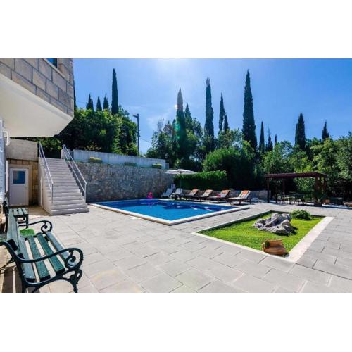 Idylic Escape House with Pool