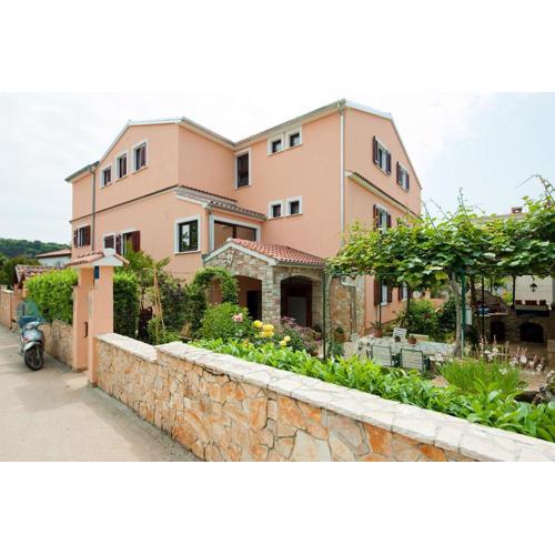 Idyllisches Apartment nur 200 Meter zum Strand mit Taxibootverbindung nach Rovinj