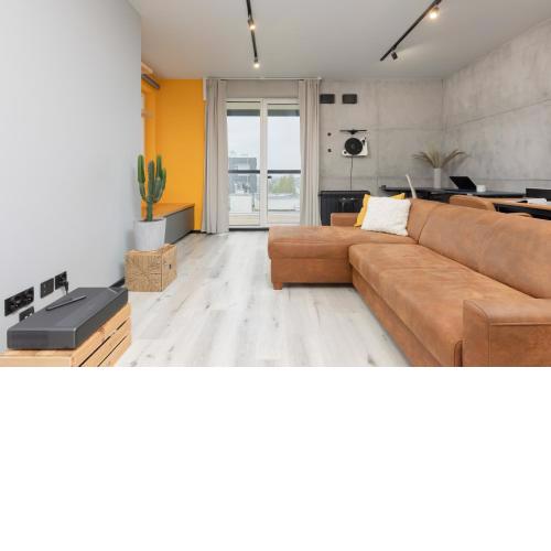 Industrial Pet-Friendly Apartment with Movie Projector by Noclegi Renters