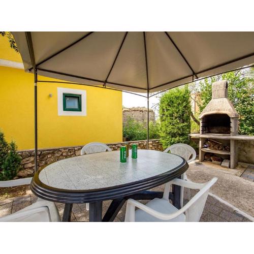 Inviting Apartment near Mala Mandra Beach