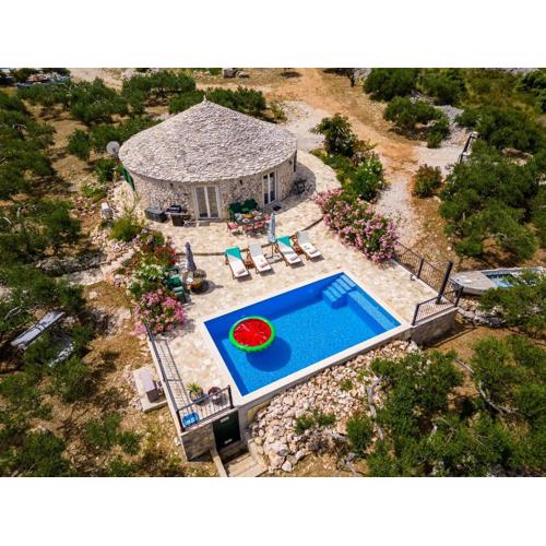 Island Getaway - Heritage House