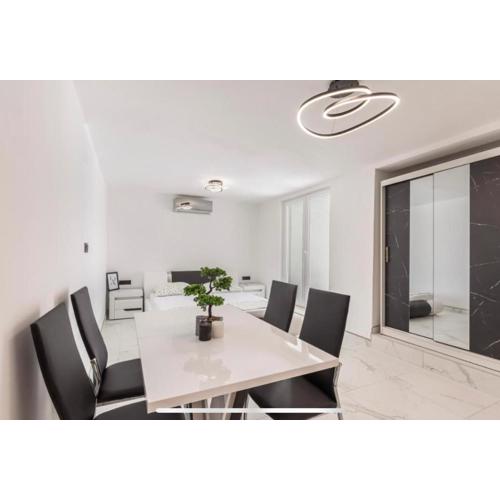 Ivana Black & White Apartments - Marusici