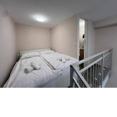 Iza-Szondi Homes