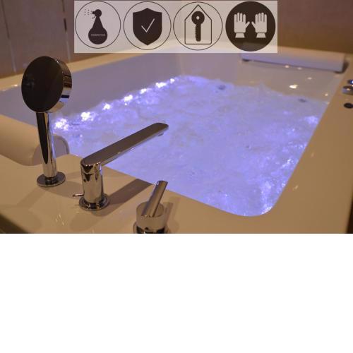 Jacuzzi Apartments