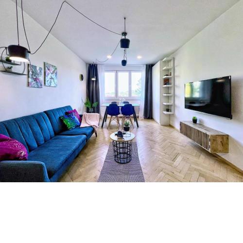 Jana's WoW apt, 2BR, Metro next door, near the airport