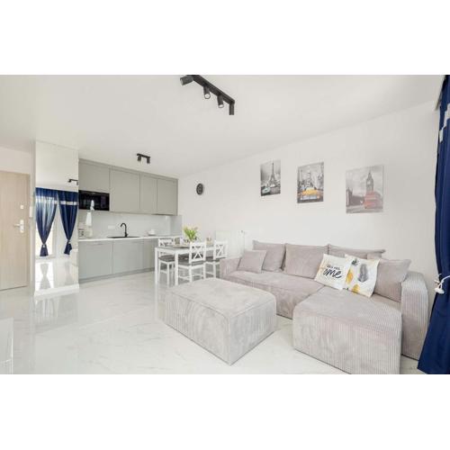 Jasny Apartament w Kołobrzegu z Parkingiem, Balkonem i Tarasem Widokowym by Noclegi Renters