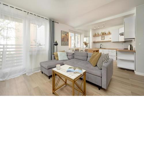Jasny Apartament z 2 Balkonami Wrocław Partynice by Noclegi Renters