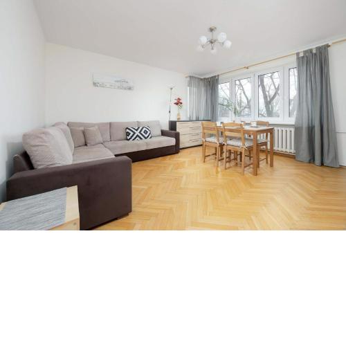 Jasny Apartament z Dwoma Sypialniami i Biurkiem by Noclegi Renters
