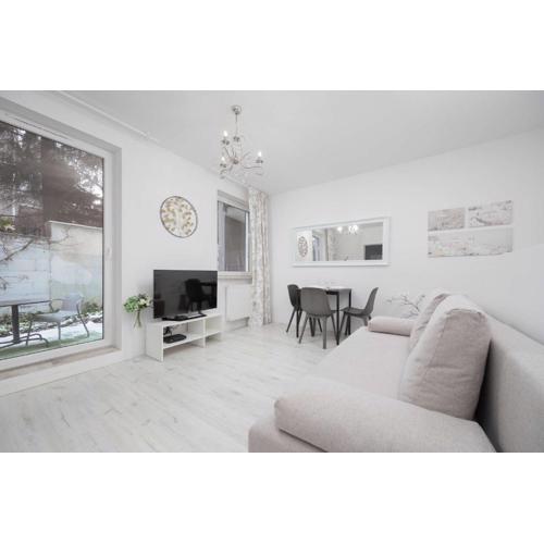 Jasny Apartament z Tarasem i Parkingiem by Noclegi Renters