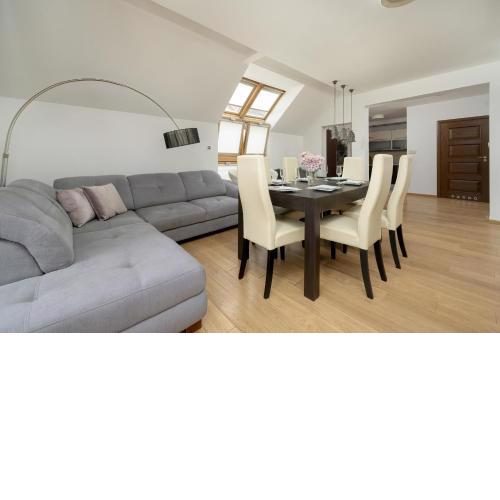 Jasny Dwupoziomowy Apartament we Wrocławiu by Noclegi Renters
