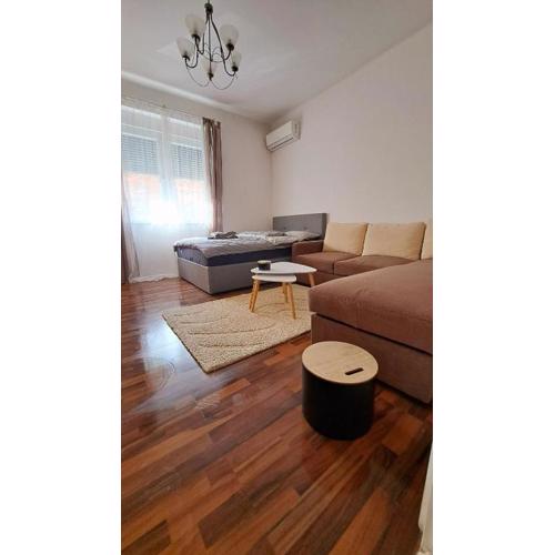 Johnny Apartment, public parking nearby