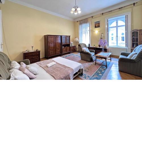 Jozsef 69 Apartment - 2BRs, 5m to NewYork Cafe
