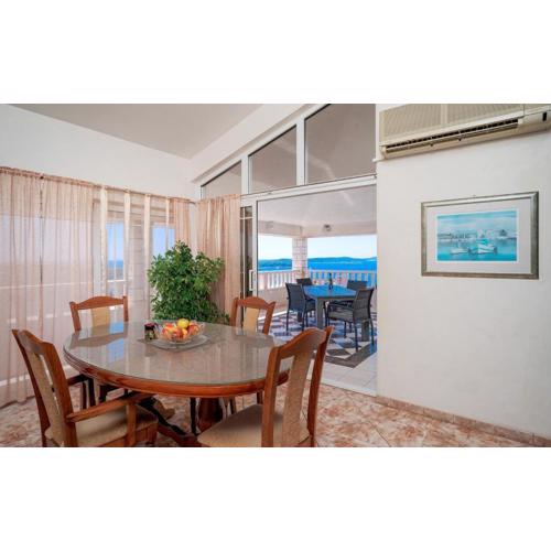 Jules Apt Hvar