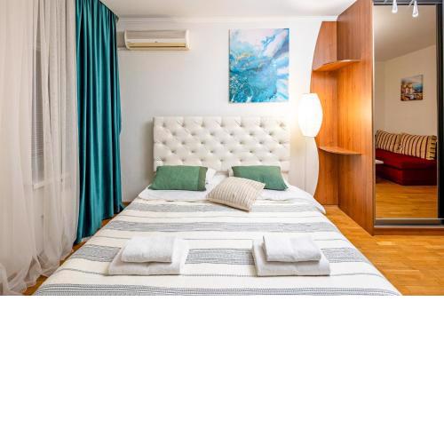 Just another comfy apartment on the main squere. 2 bedrooms, own heating, AC