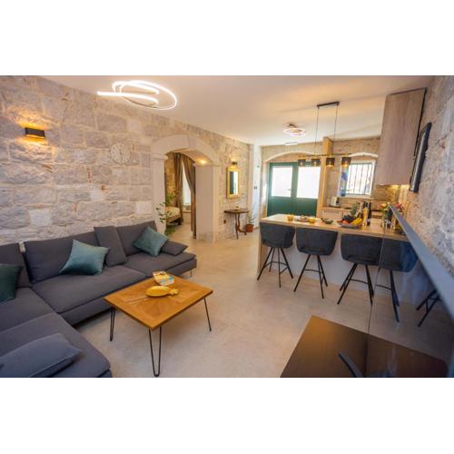 Kamarin Luxury Studio Apartment