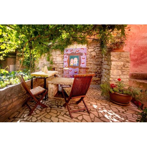 Kamene Priče rooms, music and food