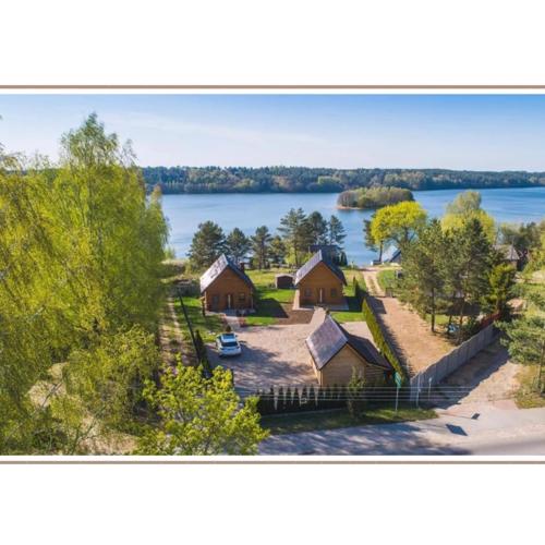 Karmelowe Domki Kaszuby, z jacuzzi na tarasie z widokiem na jezioro