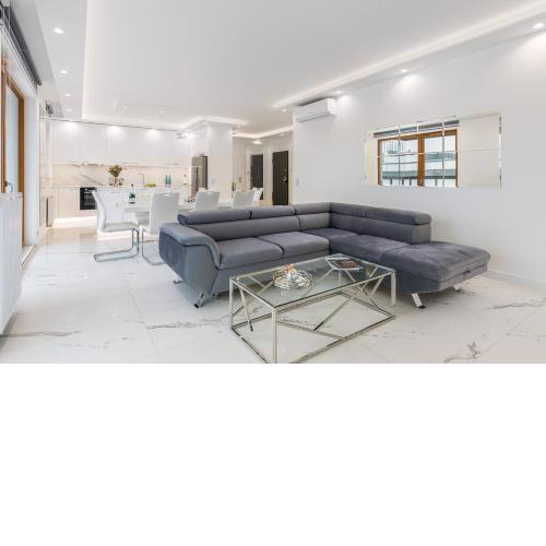 Karolkowa 28A - Luminous Apartment with Balcony by Renters Prestige
