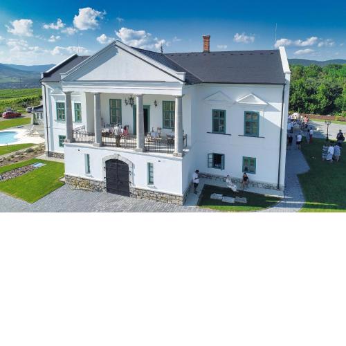 Kincsem Kastély