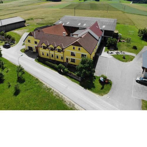 Kindererlebnis- und Biobauernhof Hipp-Bruckner