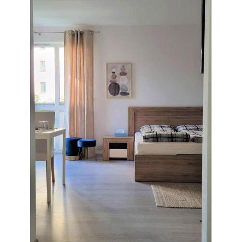 King-size Bed Apartment with Garden