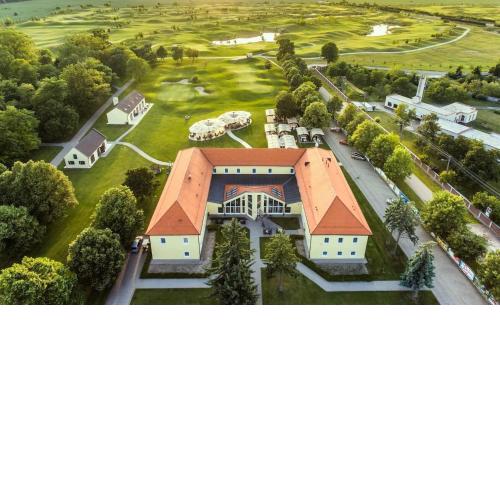 Klaudia's Hotel & Restaurant at Golf Resort, Bač Šamorín