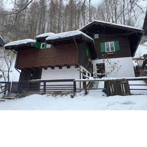Kleine Alpenhütte in Lend 2024 neben der Salzach