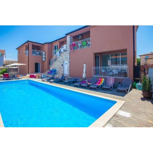 Klimatisierte Wohnung in Tar mit gemeinschaftlichem Pool, Garten und Grill