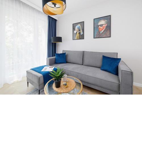 Klimatyzowane Apartamenty w Centrum Krakowa z Parkingiem i Biurkiem by Renters Prestige