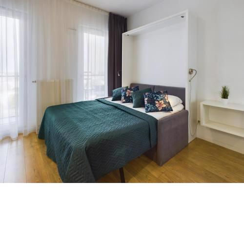 Klimatyzowane Studio Blisko Parku w Warszawie z Umeblowanym Balkonem by Noclegi Renters