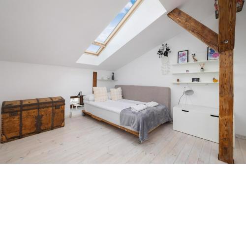 Klimatyzowane Studio do Pracy Zdalnej w Centrum Krakowa z Antresolą i Wanną by Noclegi Renters