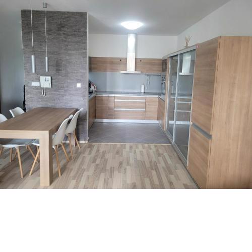 Koloseo 2 Bedrooms Apartment - Free garage parking, Lake View, 3rd floor