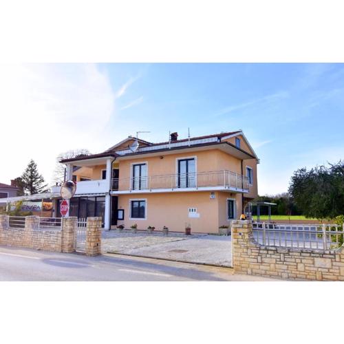 Komfortable Wohnung in Savudrija mit Grill, Garten und Terrasse