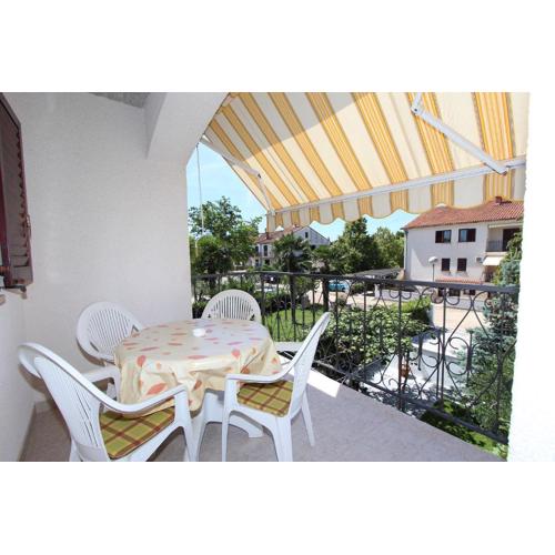 Komfortables Apartment mit privatem Balkon, Privatparkplatz, Babybett, Klima