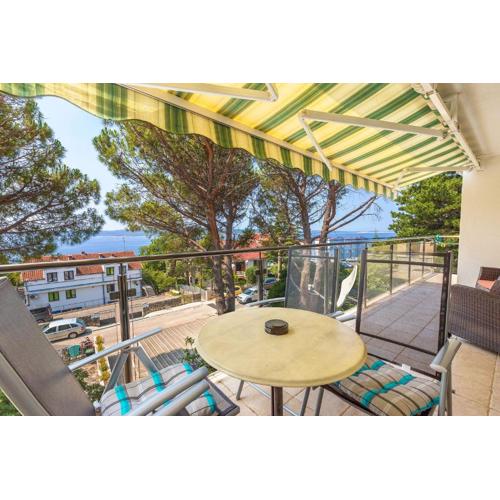 Komfortables Apartment nur 200 Meter zum Strand mit Meerblick, privatem Balkon mit Liegen