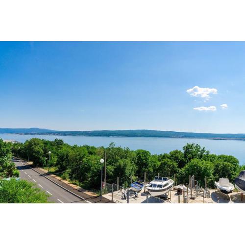 Komfortables Apartment nur 500 Meter zum Strand mit Meerblick, privatem Balkon, Grill