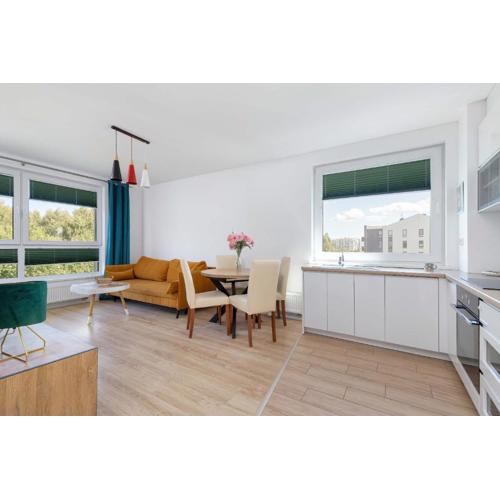Kościuszki Modern Apartment with Balcony & Parking in Gdynia by Noclegi Renters